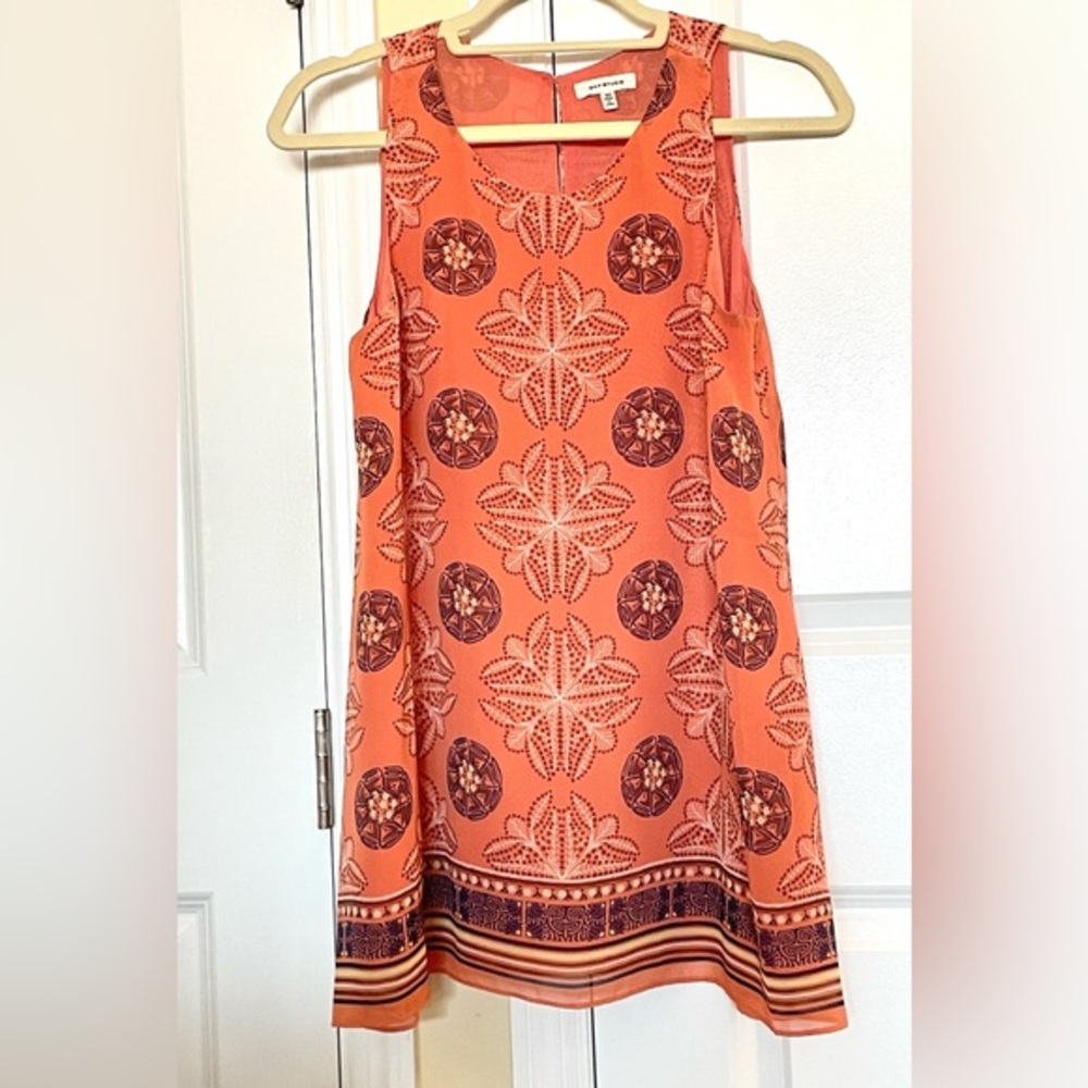 Max Studio Gorgeous salmon colored floral pattern sleeveless blouse; keyhole; M